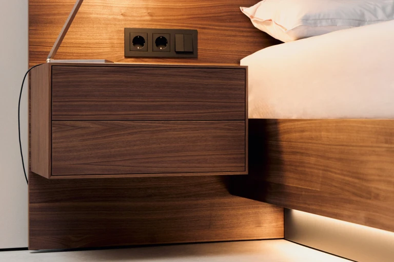 Wandpaneel und Bettgestell aus geöltem, amerikanischen Nussbaum