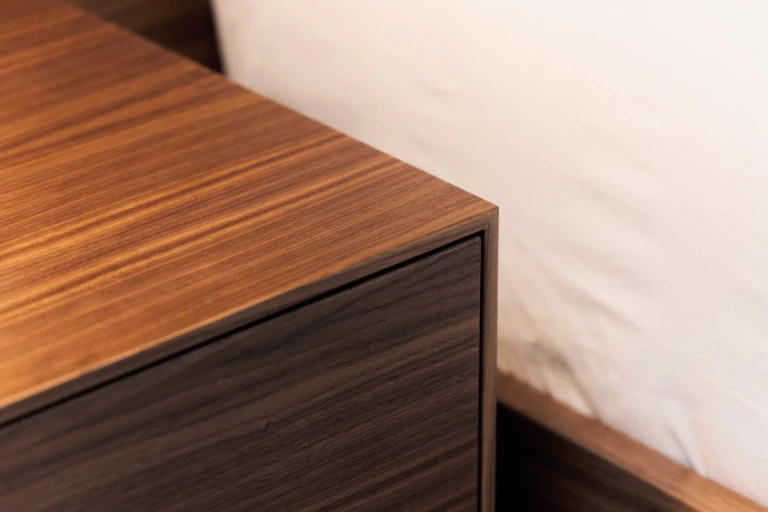 Wandpaneel und Bettgestell aus geöltem, amerikanischen Nussbaum