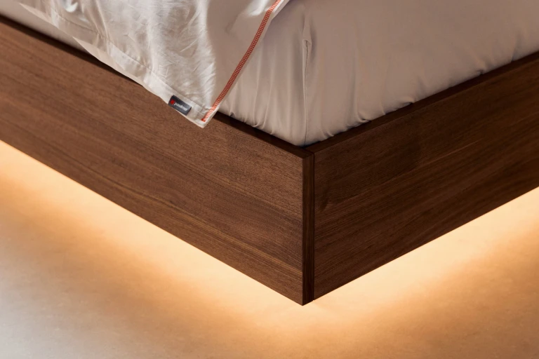 Wandpaneel und Bettgestell aus geöltem, amerikanischen Nussbaum