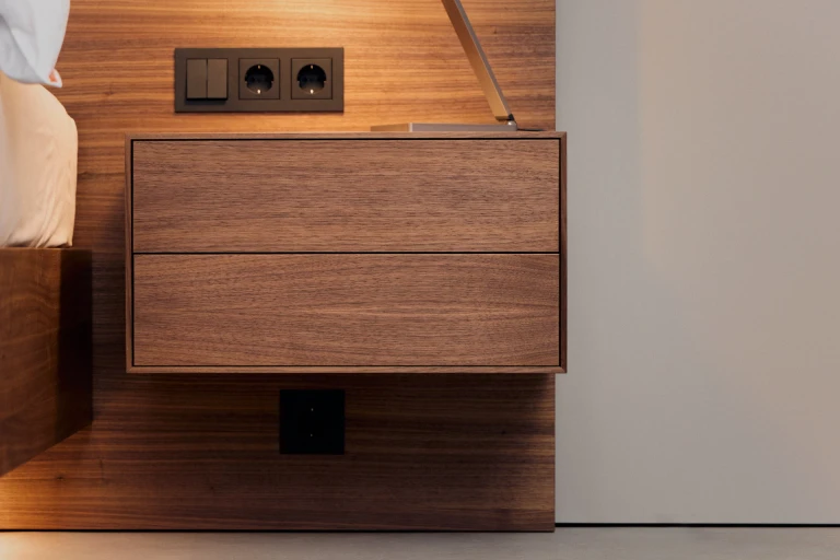 Wandpaneel und Bettgestell aus geöltem, amerikanischen Nussbaum