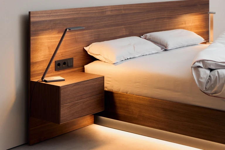 Wandpaneel und Bettgestell aus geöltem, amerikanischen Nussbaum