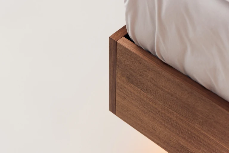 Wandpaneel und Bettgestell aus geöltem, amerikanischen Nussbaum