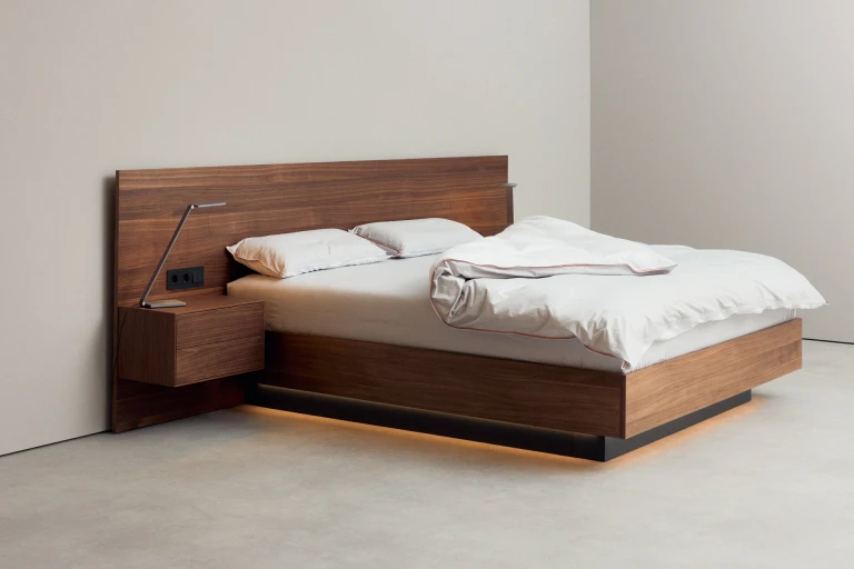 Wandpaneel und Bettgestell aus geöltem, amerikanischen Nussbaum