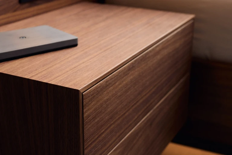 Wandpaneel und Bettgestell aus geöltem, amerikanischen Nussbaum