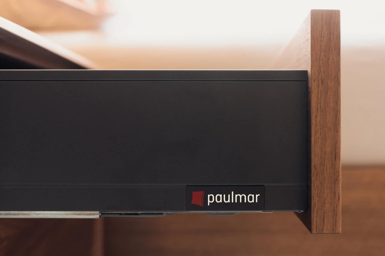 Wandpaneel und Bettgestell aus geöltem, amerikanischen Nussbaum