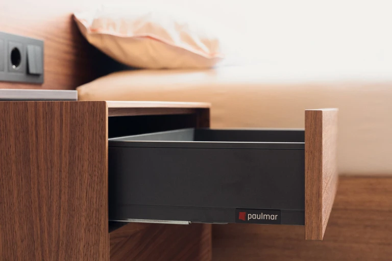 Wandpaneel und Bettgestell aus geöltem, amerikanischen Nussbaum