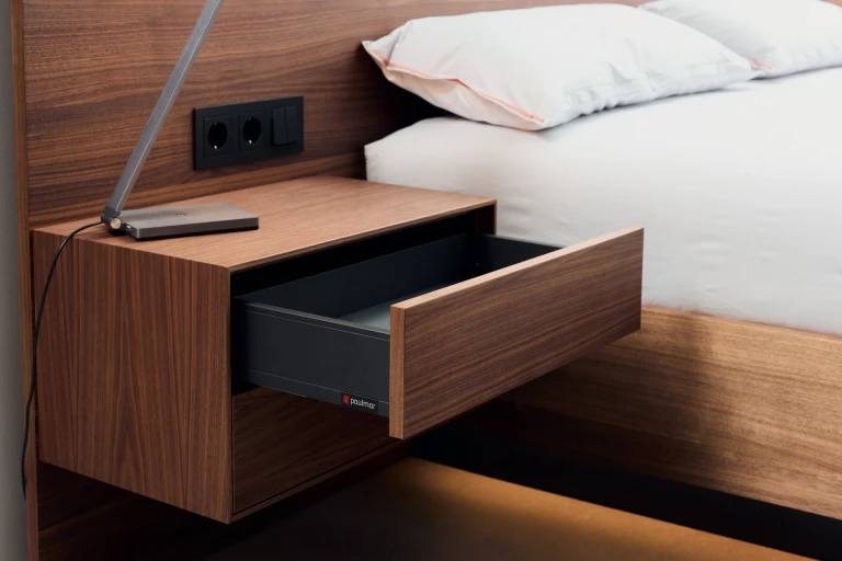 Wandpaneel und Bettgestell aus geöltem, amerikanischen Nussbaum