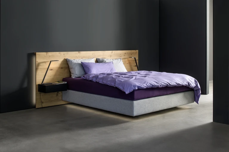 Boxspringbett mit Wandpaneel in Eiche massiv