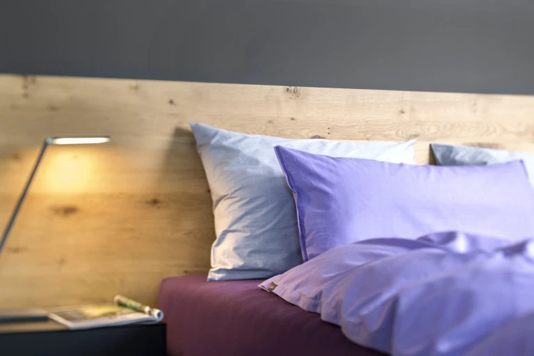 Boxspringbett mit Wandpaneel in Eiche massiv