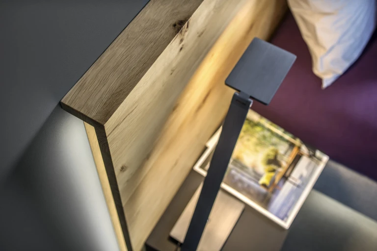 Boxspringbett mit Wandpaneel in Eiche massiv