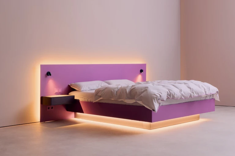 Lackiertes Bettgestell mit Wandpaneel