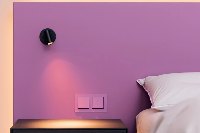 Lackiertes Bettgestell mit Wandpaneel