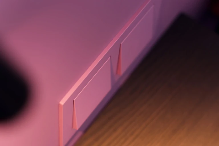 Lackiertes Bettgestell mit Wandpaneel