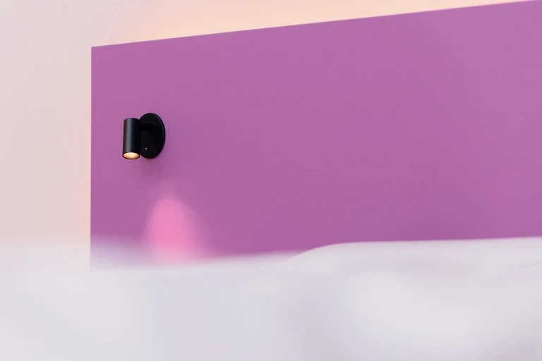 Lackiertes Bettgestell mit Wandpaneel