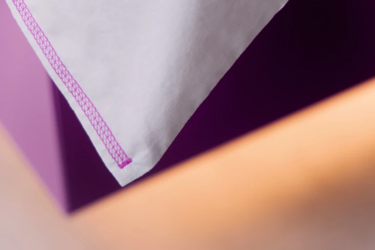 Lackiertes Bettgestell mit Wandpaneel