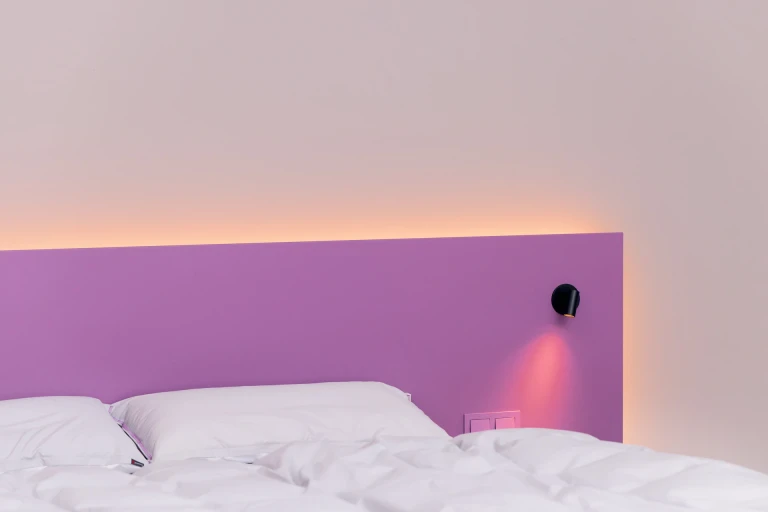 Lackiertes Bettgestell mit Wandpaneel