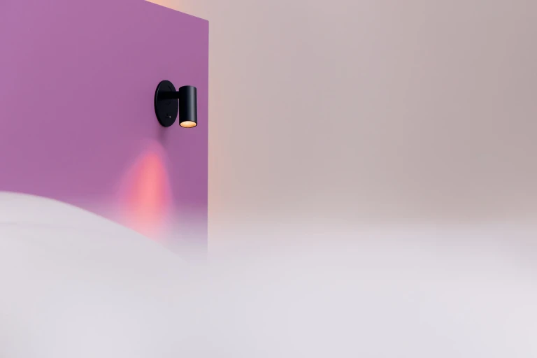 Lackiertes Bettgestell mit Wandpaneel