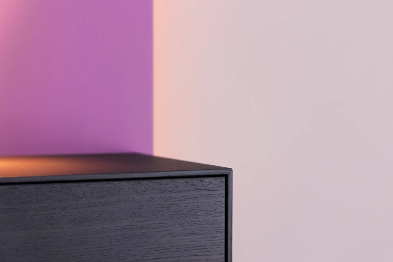 Lackiertes Bettgestell mit Wandpaneel