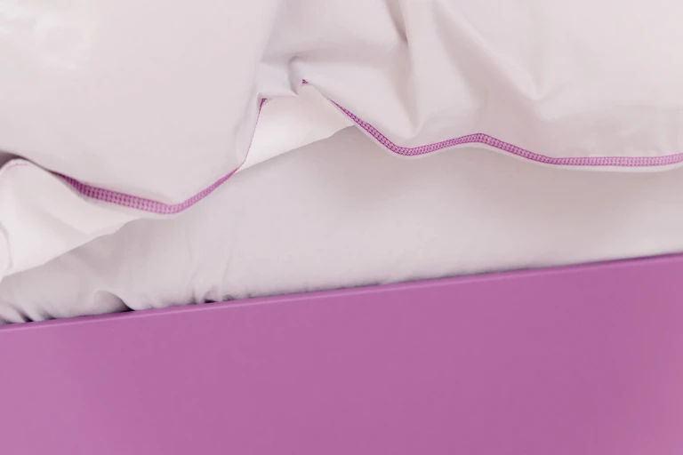 Lackiertes Bettgestell mit Wandpaneel