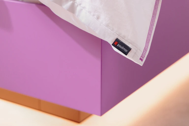 Lackiertes Bettgestell mit Wandpaneel