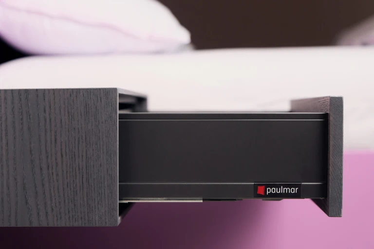 Lackiertes Bettgestell mit Wandpaneel