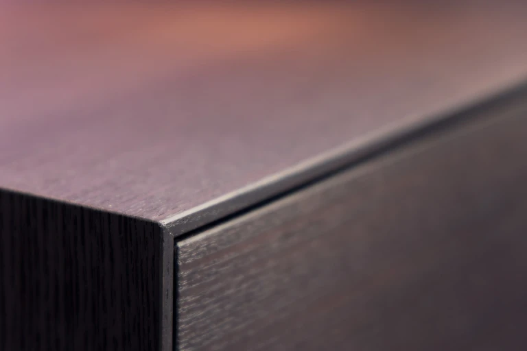 Lackiertes Bettgestell mit Wandpaneel