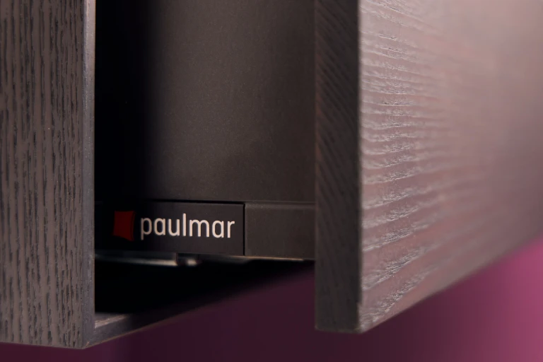 Lackiertes Bettgestell mit Wandpaneel