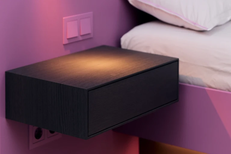 Lackiertes Bettgestell mit Wandpaneel