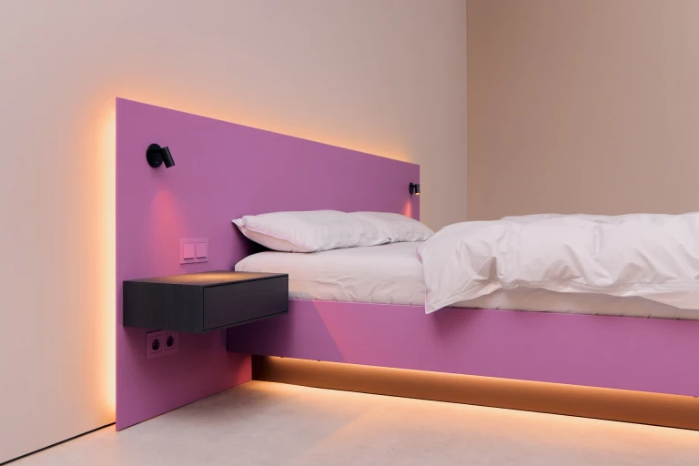 Lackiertes Bettgestell mit Wandpaneel