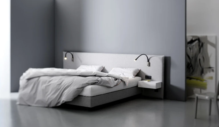 Flaches Boxspringbett mit gepolsterten Wandpaneel in flacher Kissenoptik