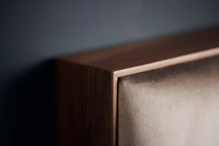 Flaches Boxspringbett mit Chesterfield Kopfteil