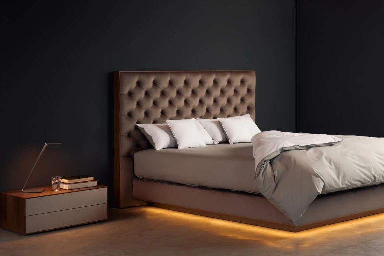 Flaches Boxspringbett mit Chesterfield Kopfteil