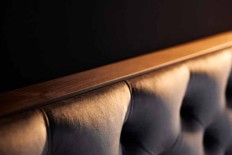 Flaches Boxspringbett mit Chesterfield Kopfteil