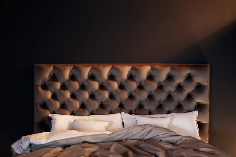 Flaches Boxspringbett mit Chesterfield Kopfteil