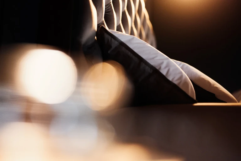 Flaches Boxspringbett mit Chesterfield Kopfteil