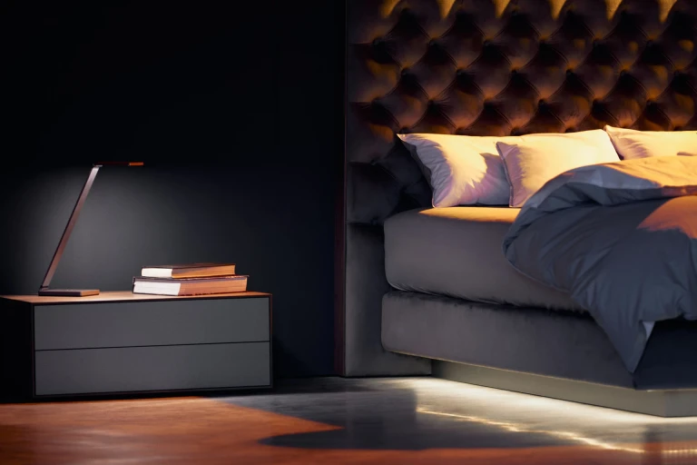 Flaches Boxspringbett mit Chesterfield Kopfteil