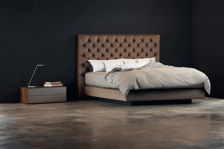 Flaches Boxspringbett mit Chesterfield Kopfteil