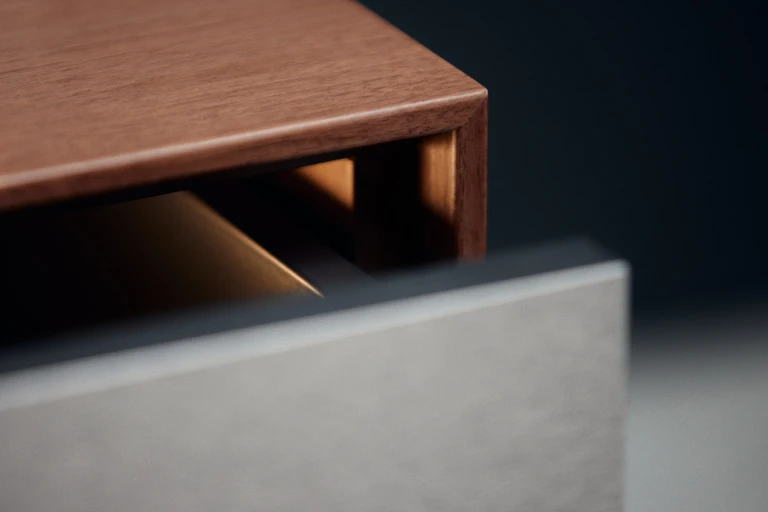 Flaches Boxspringbett mit Chesterfield Kopfteil