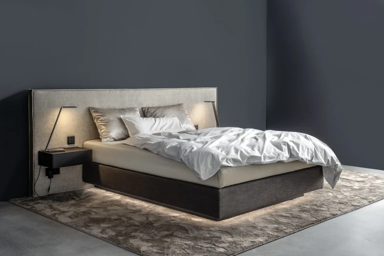 Boxspringbett mit gepolstertem Wandpaneel