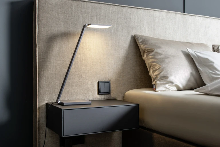 Boxspringbett mit gepolstertem Wandpaneel