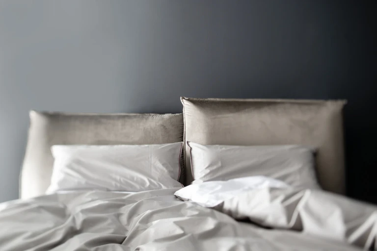 Boxspringbett mit verstellbaren Rückenkissen