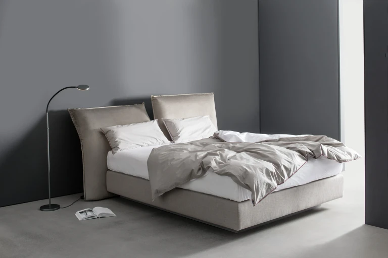 Boxspringbett mit verstellbaren Rückenkissen