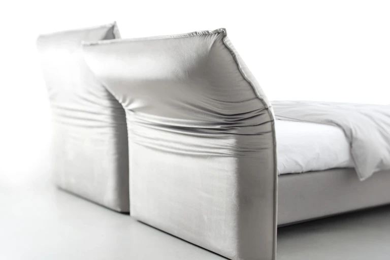 Boxspringbett mit verstellbaren Rückenkissen