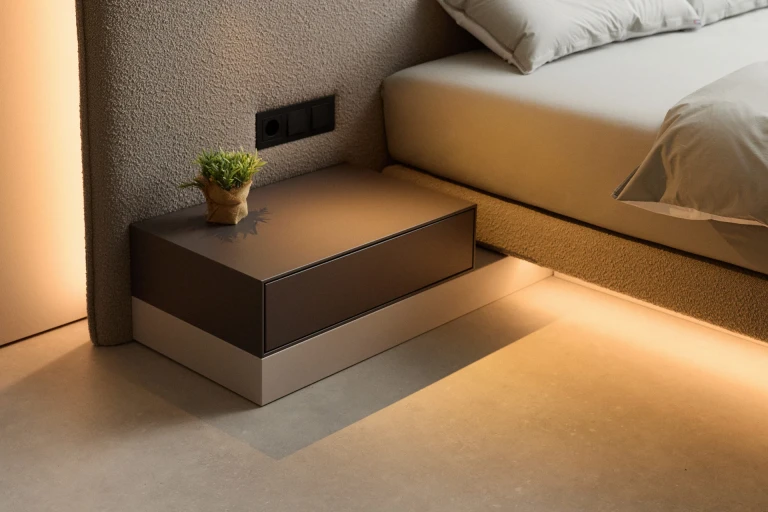 Ultraflaches Boxspringbett mit zweigeteiltem, gepolstertem Wandpaneel