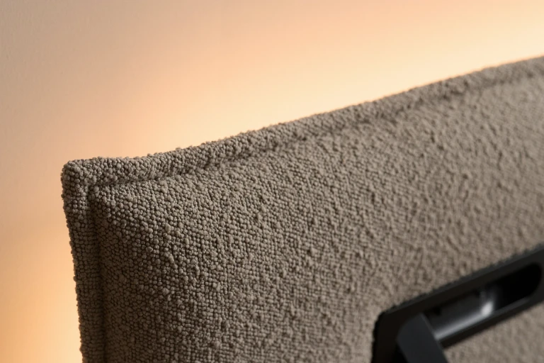 Ultraflaches Boxspringbett mit zweigeteiltem, gepolstertem Wandpaneel