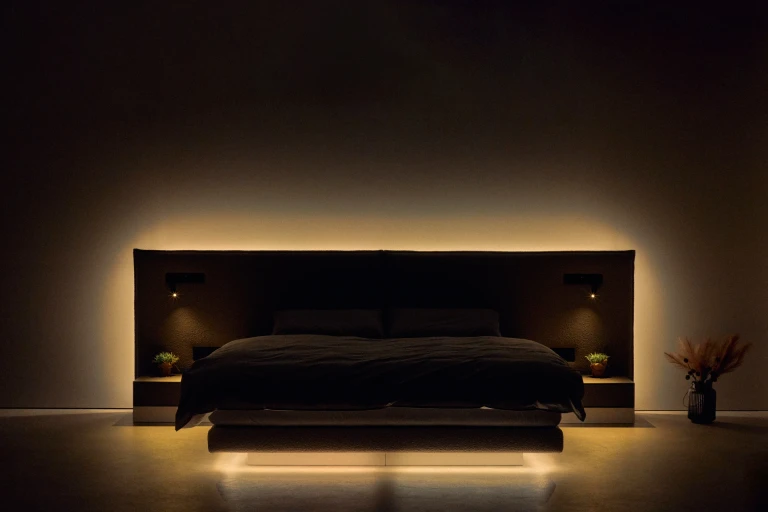 Ultraflaches Boxspringbett mit zweigeteiltem, gepolstertem Wandpaneel