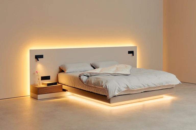 Ultraflaches Boxspringbett mit lackiertem Wandpaneel