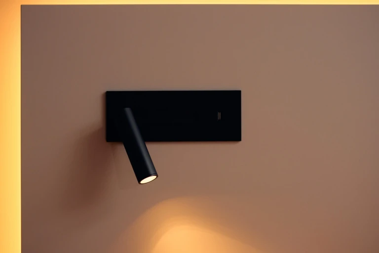 Ultraflaches Boxspringbett mit lackiertem Wandpaneel