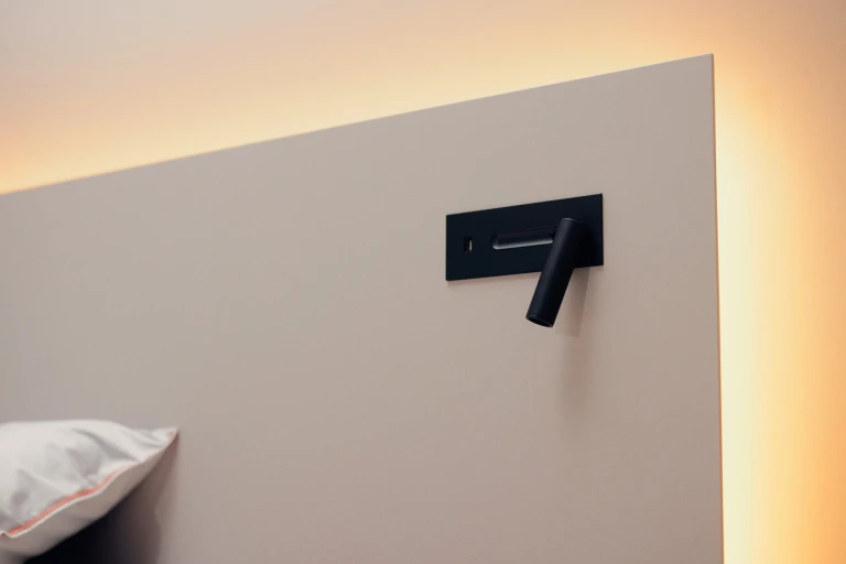 Ultraflaches Boxspringbett mit lackiertem Wandpaneel