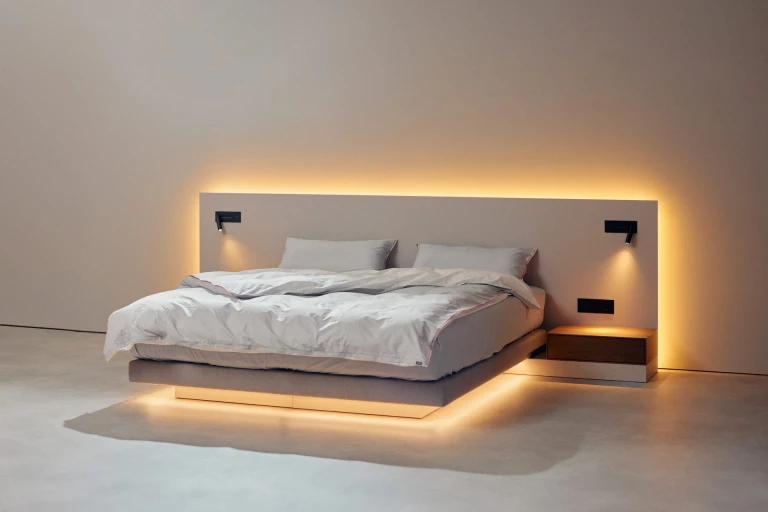 Ultraflaches Boxspringbett mit lackiertem Wandpaneel